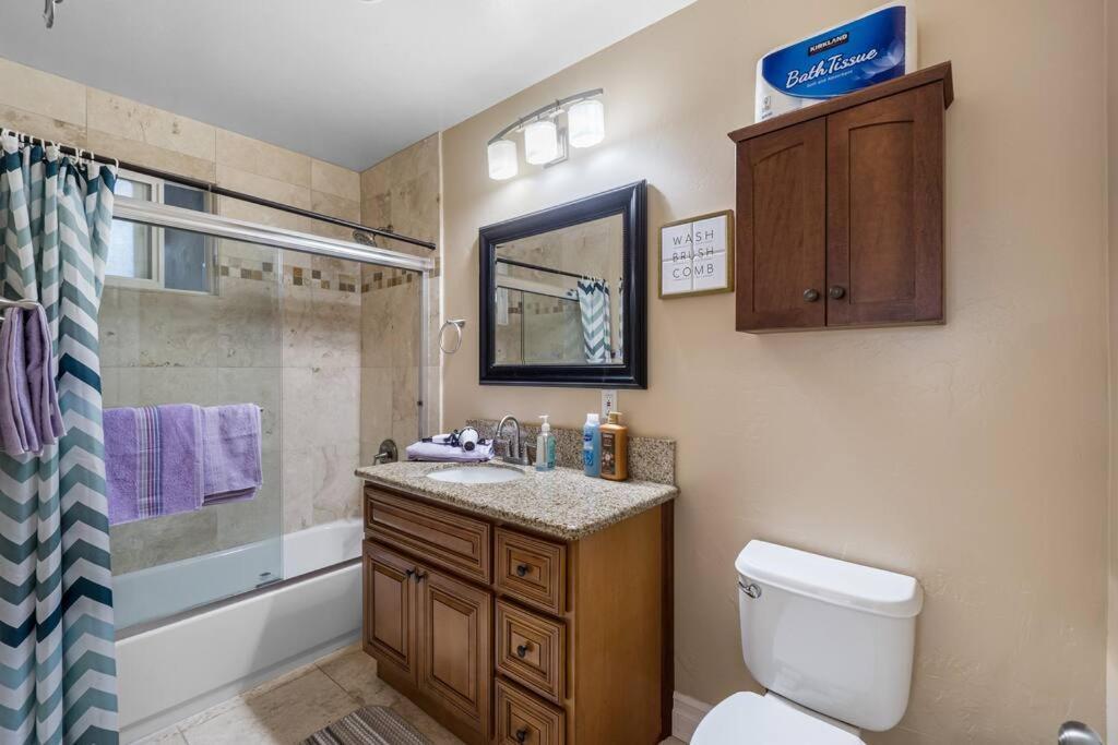 Entire 3-bedroom House W Gated Yard, Baby Crib, King Bed, Parking, Ranch Style Holiday home San Diego