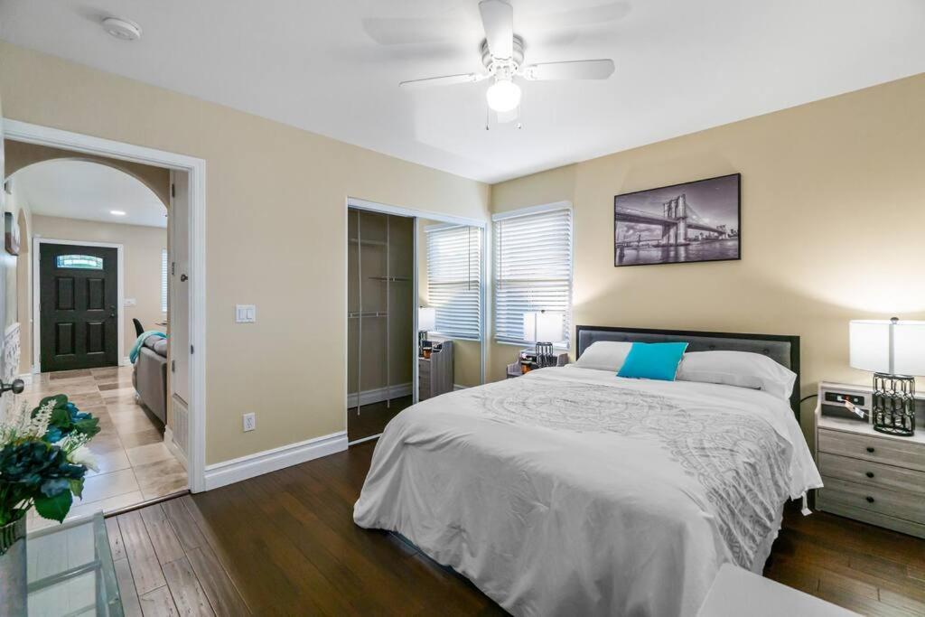 Entire 3-bedroom House W Gated Yard, Baby Crib, King Bed, Parking, Ranch Style Holiday home