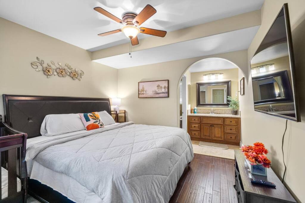Entire 3-bedroom House W Gated Yard, Baby Crib, King Bed, Parking, Ranch Style