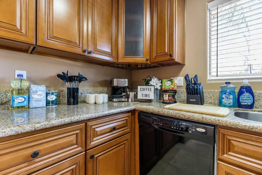 Holiday home Entire 3-bedroom House W Gated Yard, Baby Crib, King Bed, Parking, Ranch Style San Diego