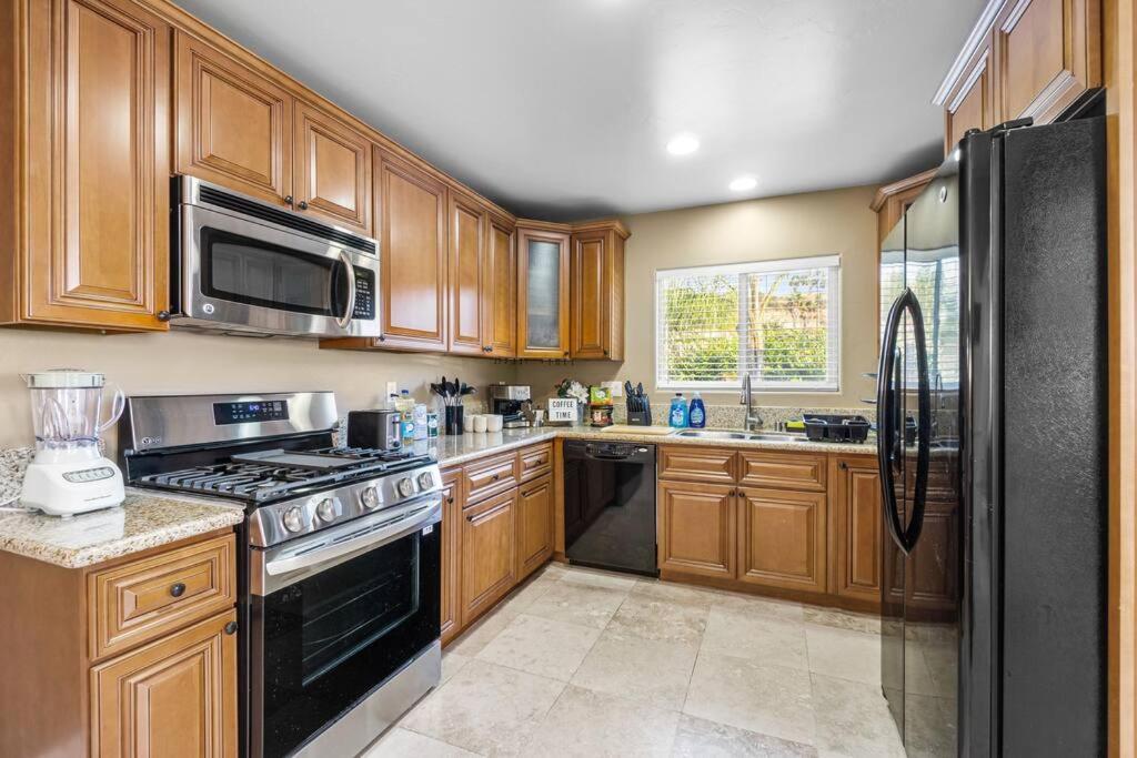 Holiday home Entire 3-bedroom House W Gated Yard, Baby Crib, King Bed, Parking, Ranch Style *