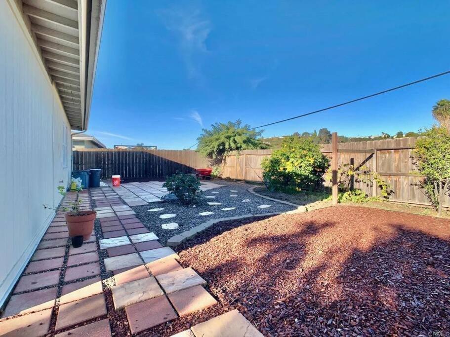 Holiday home Entire 3-bedroom House W Gated Yard, Baby Crib, King Bed, Parking, Ranch Style *