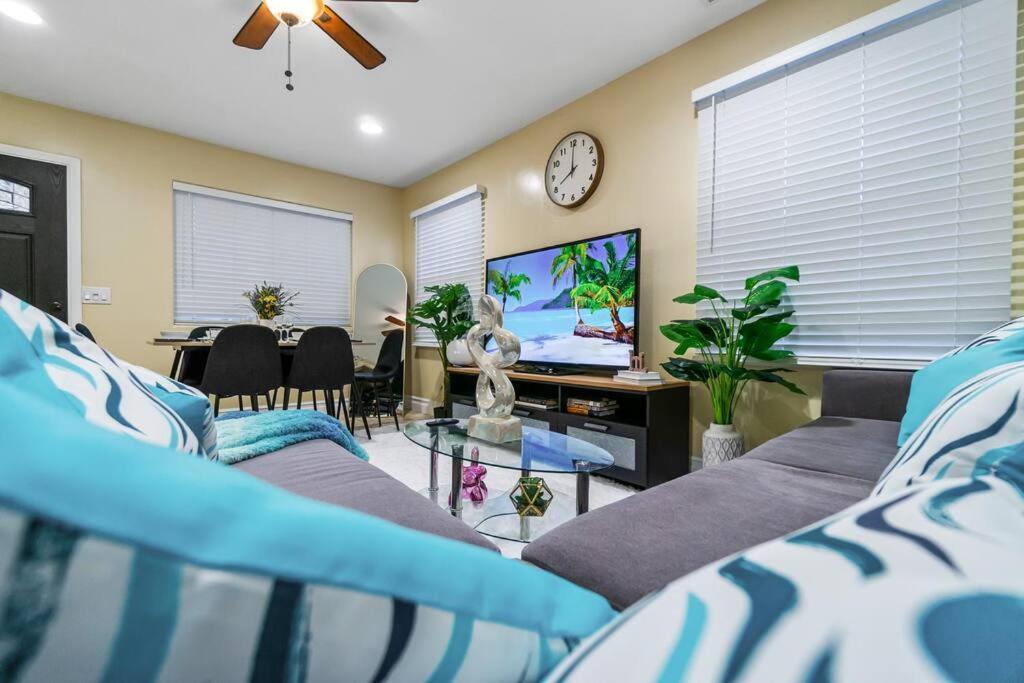 Entire 3-bedroom House W Gated Yard, Baby Crib, King Bed, Parking, Ranch Style * San Diego