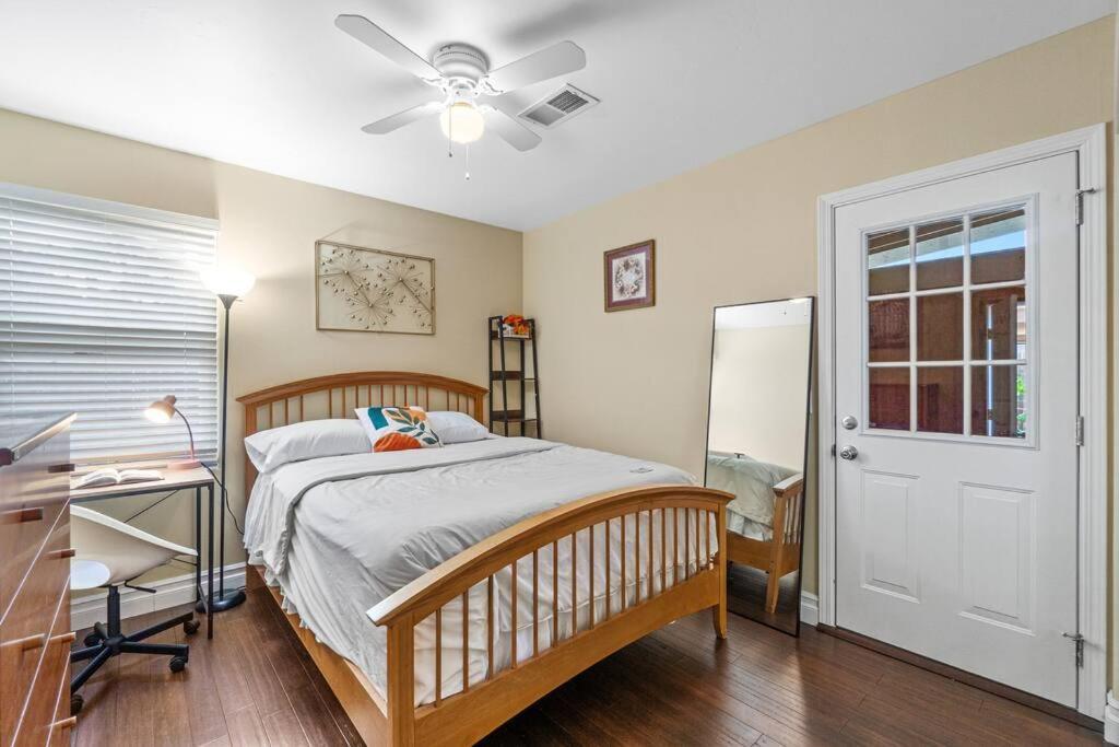 Holiday home Entire 3-bedroom House W Gated Yard, Baby Crib, King Bed, Parking, Ranch Style *