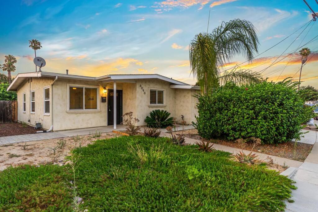 Holiday home Entire 3-bedroom House W Gated Yard, Baby Crib, King Bed, Parking, Ranch Style San Diego
