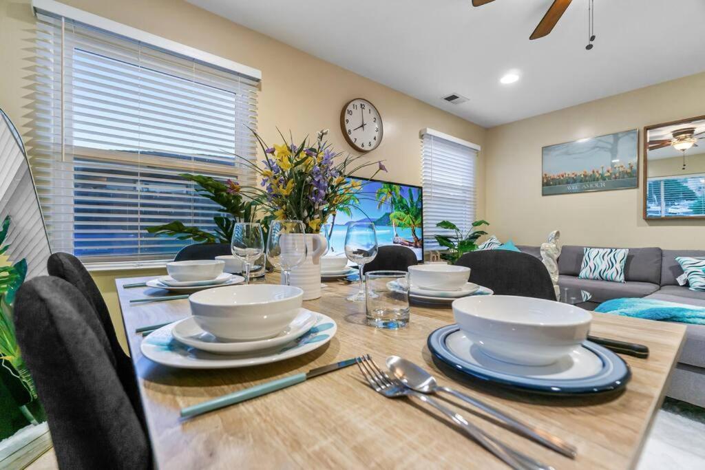 Entire 3-bedroom House W Gated Yard, Baby Crib, King Bed, Parking, Ranch Style